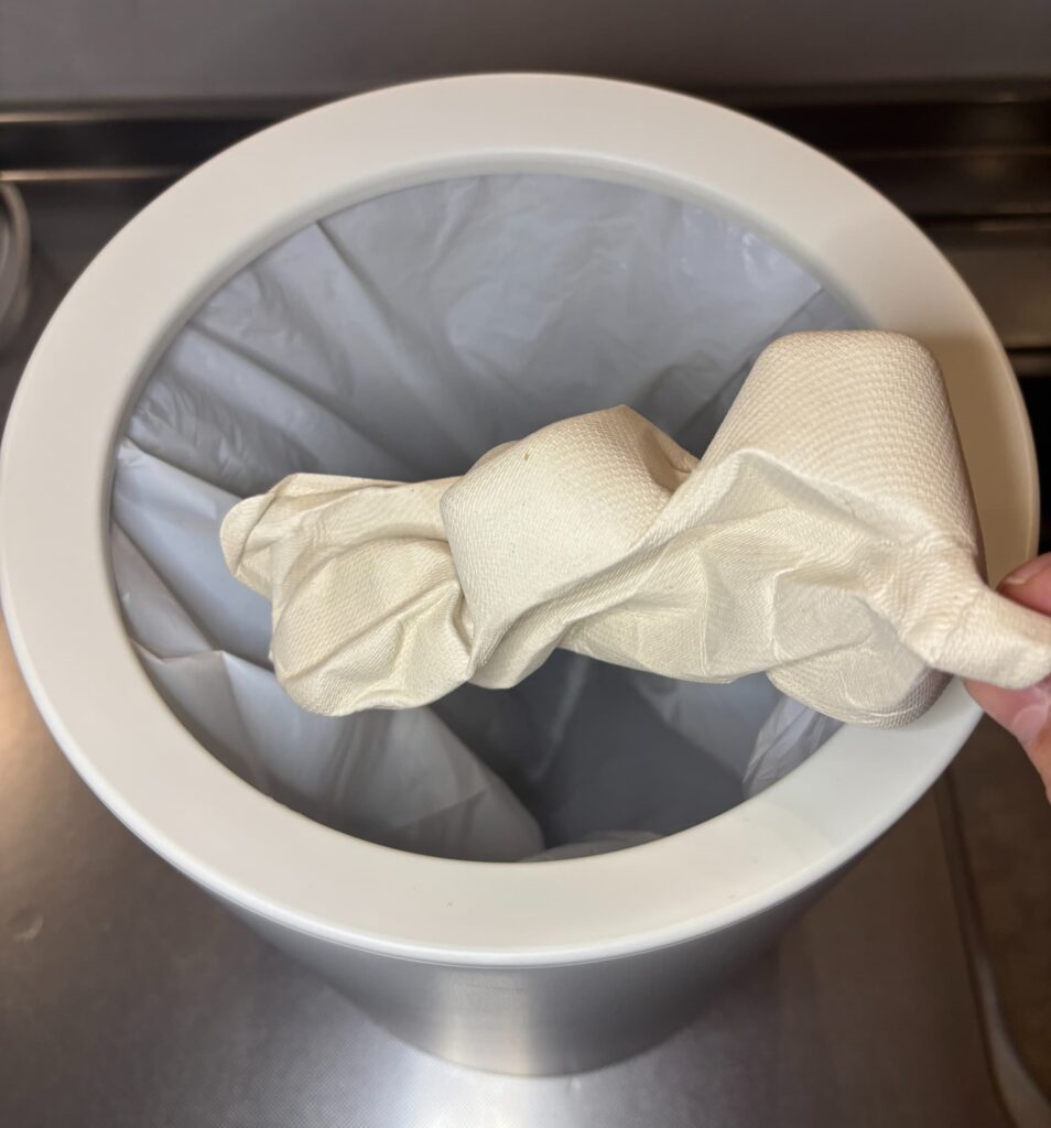 プレートを丸めてゴミ箱に捨てる