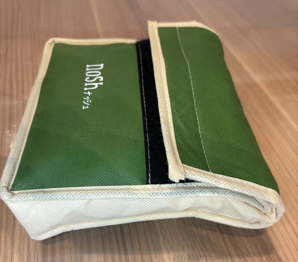 ナッシュ保冷バッグにものがいっぱい入って膨らんでいる