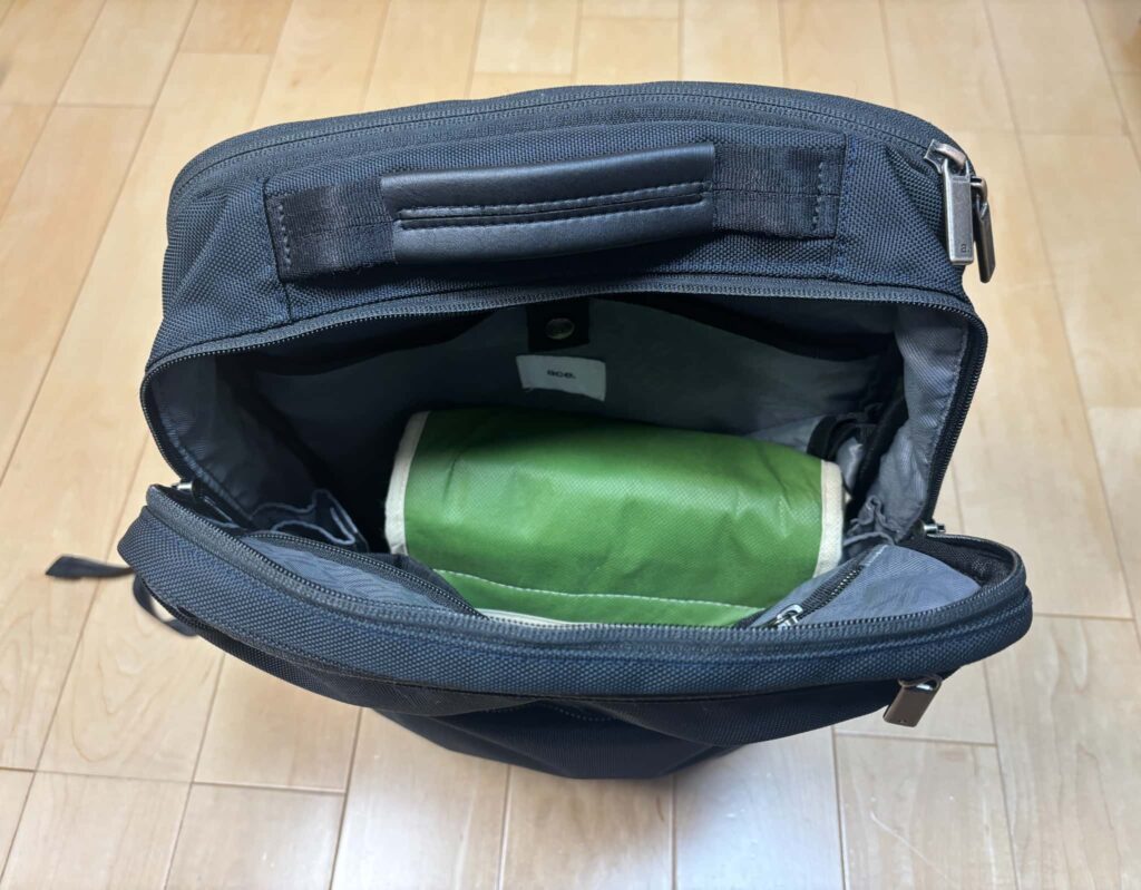 リュックにナッシュを縦いれしている