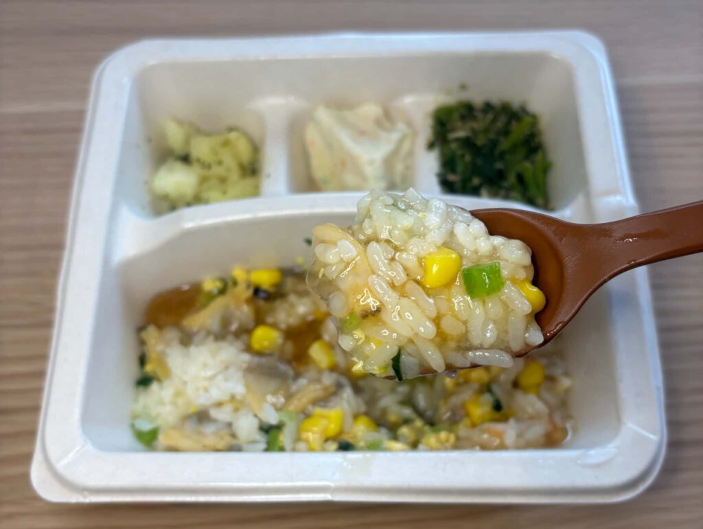 リゾットをスプーンですくう