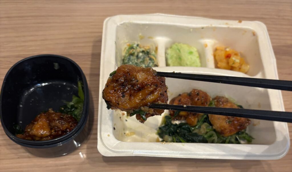 ナッシュをお弁当箱に移している