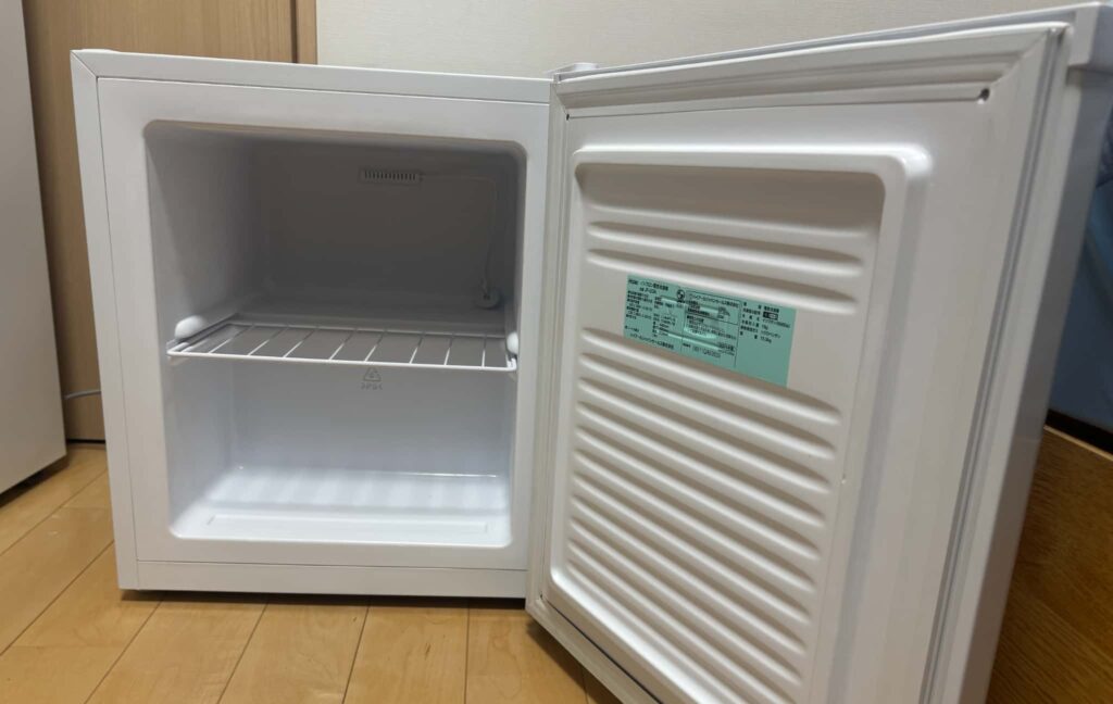 33リットルの冷凍庫の扉を開く