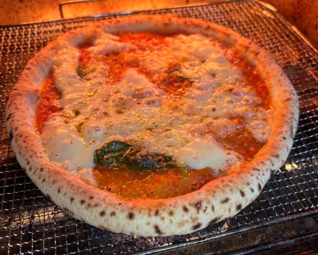 ピザをオーブンで焼く様子