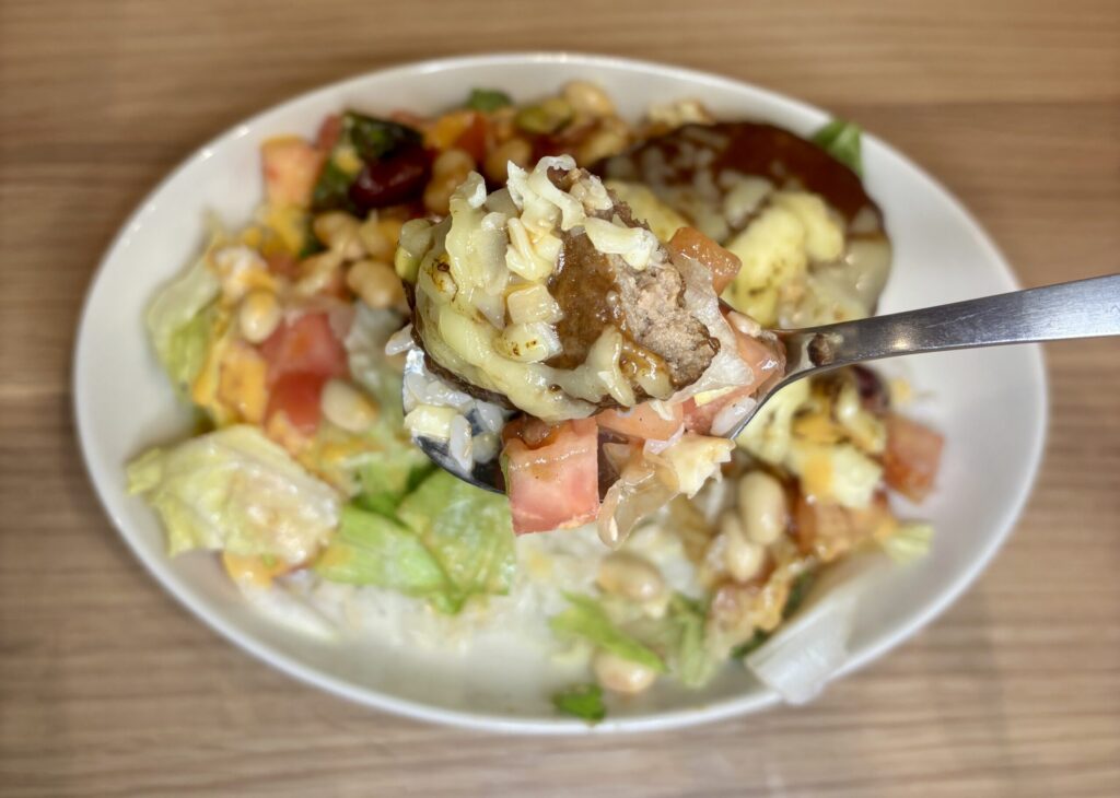 ロコモコをスプーンで食べる