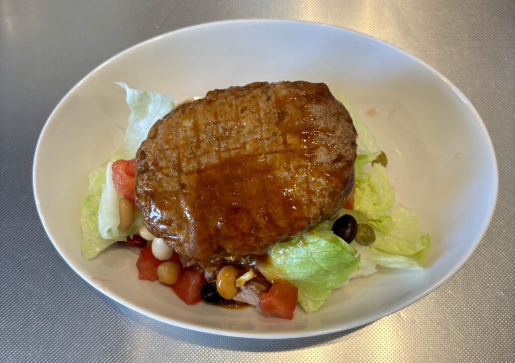 野菜の上にハンバーグをのせる