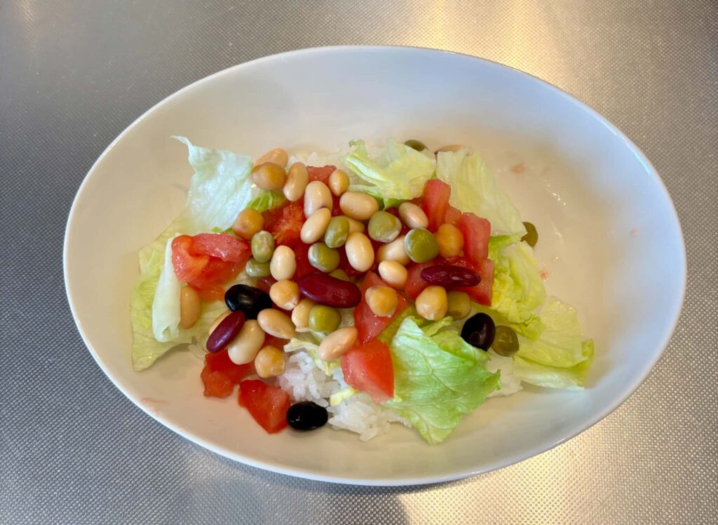 ご飯の上に野菜と豆とトマトをのせる