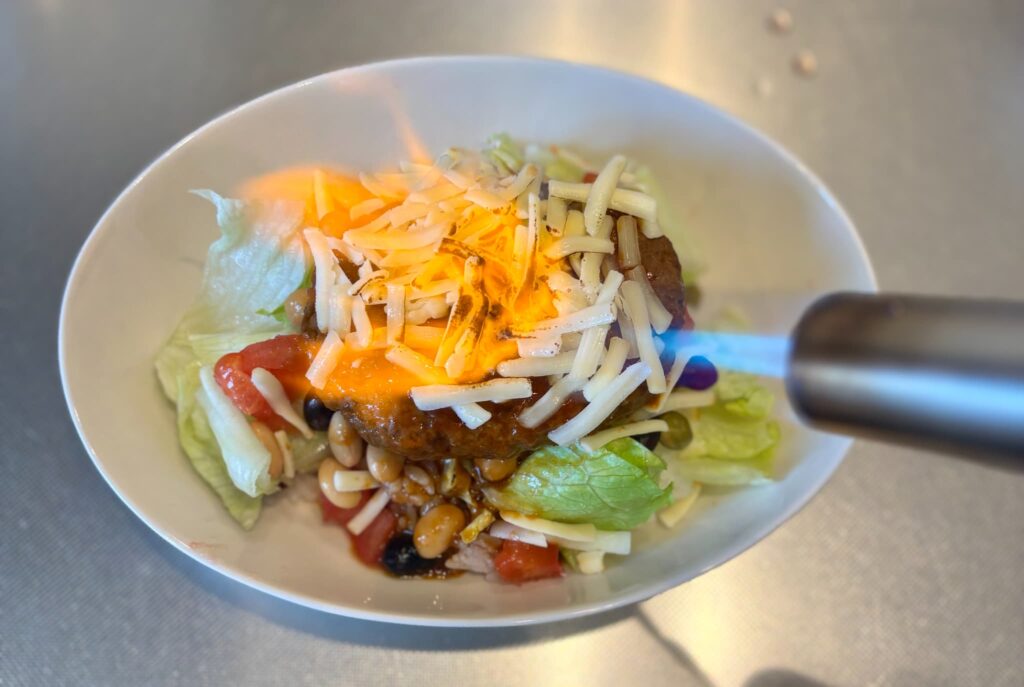 とろけるチーズをバーナーで炙る