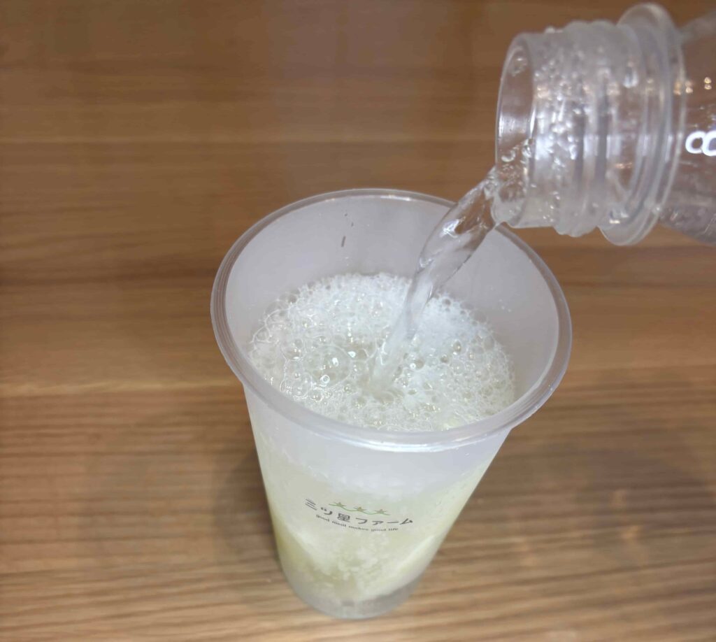 ナタデココドリンクに炭酸水を注ぐ