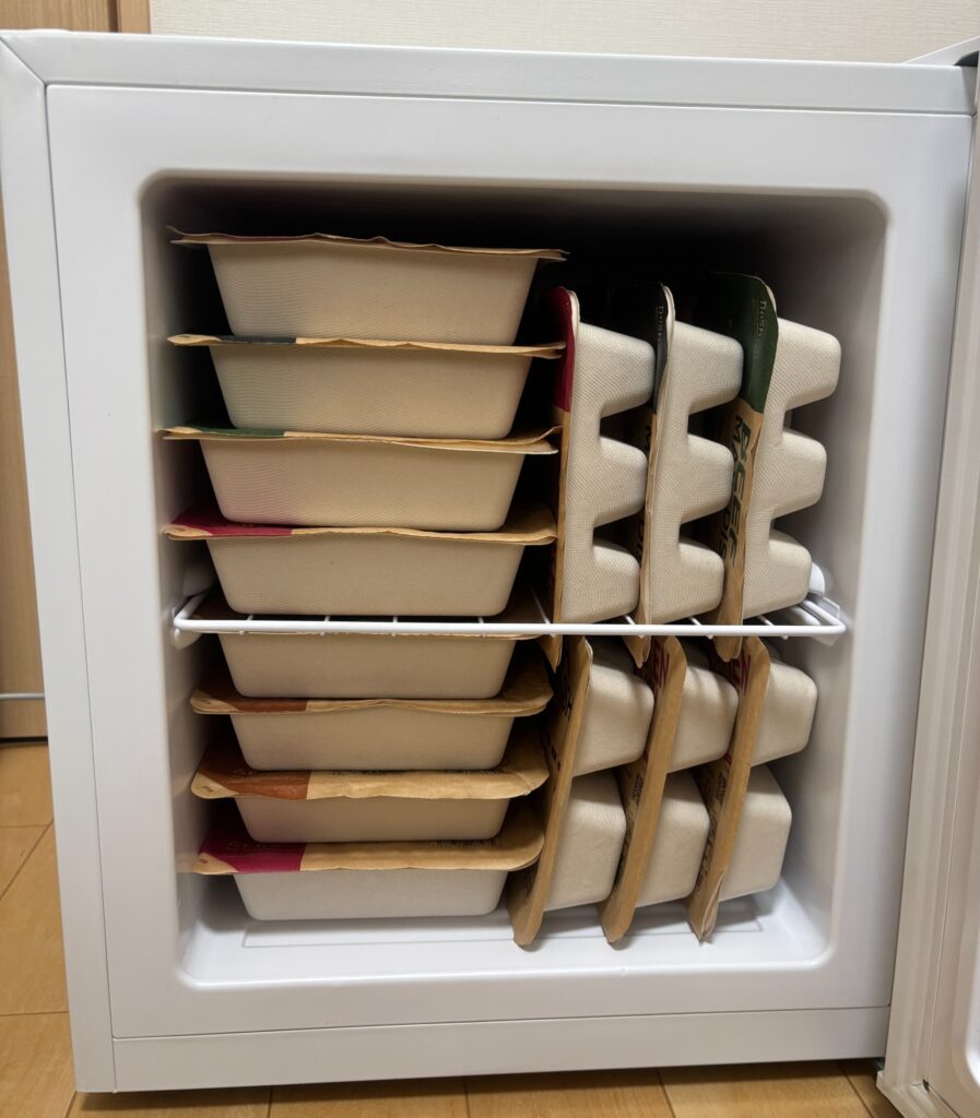 冷凍庫に宅配弁当が収納されている