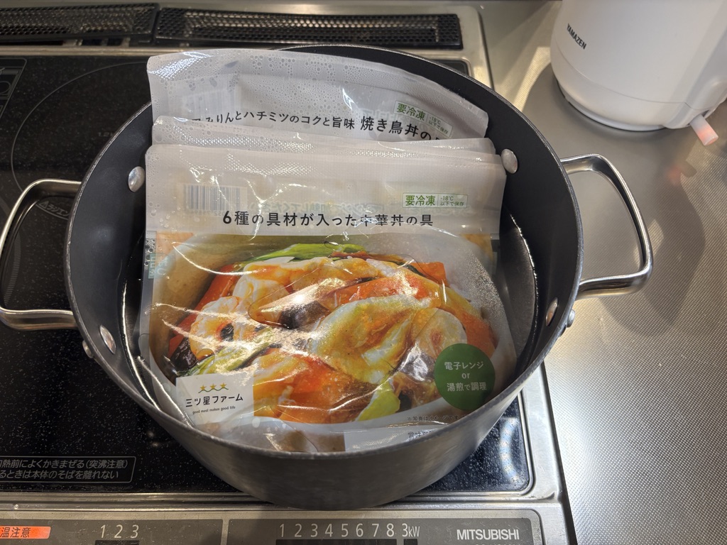 焼き鳥丼、中華丼４人分を湯煎している様子