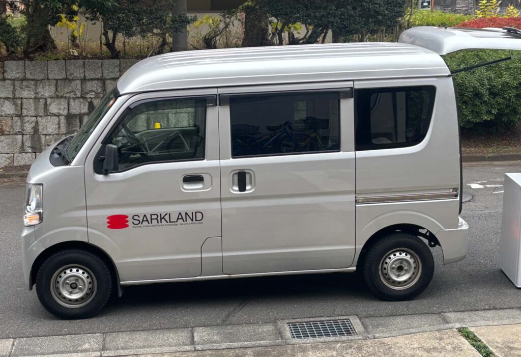 小型のバンで冷凍庫が運ばれてくる