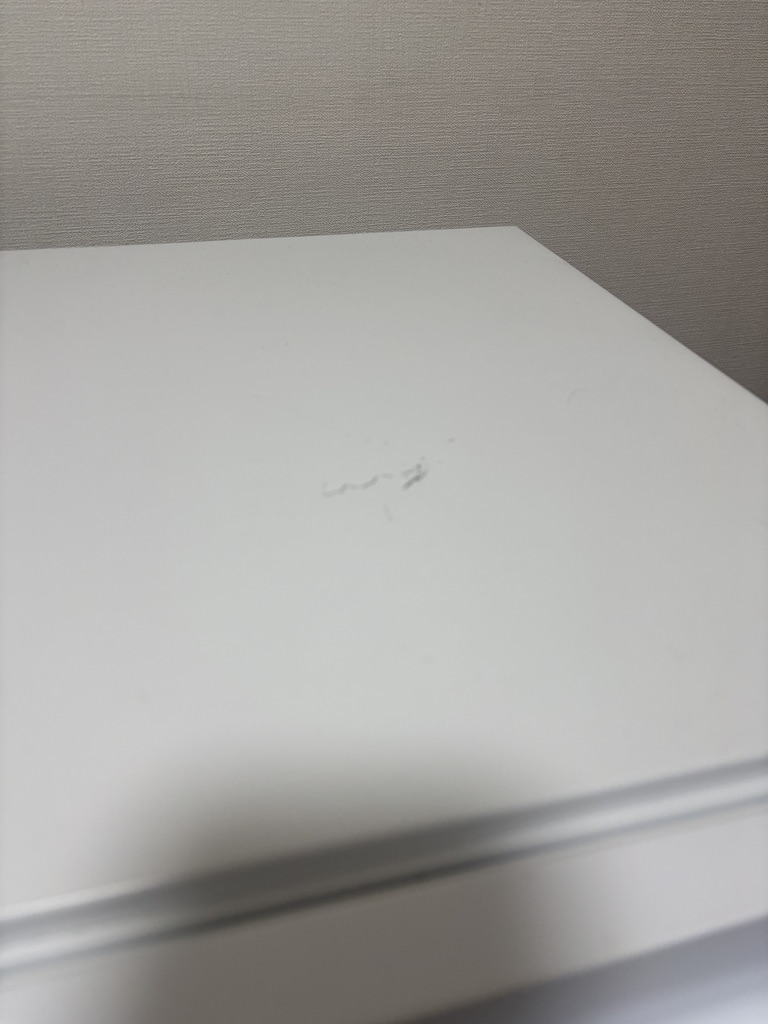 冷凍庫上部に小さなキズあり