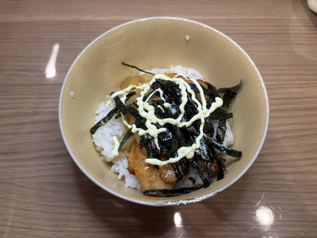 焼き鳥丼を盛り付けた様子。海苔とマヨネーズをトッピング