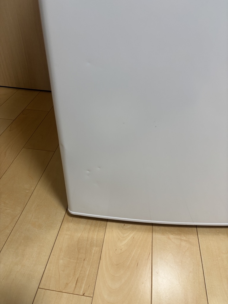 冷凍庫本体の下部に小さな凹み