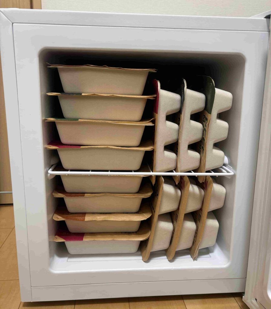 33Lの小型フリーザーにナッシュ20食を収納した状態