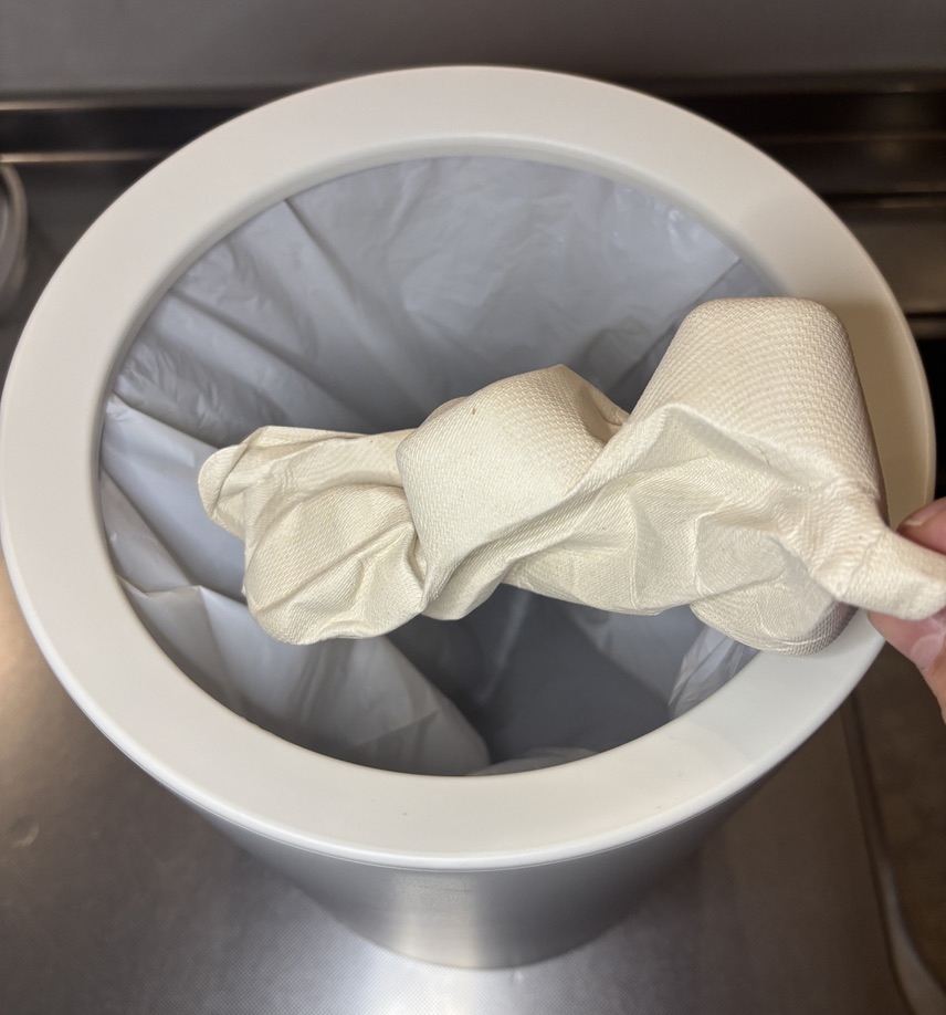 ナッシュの容器を丸めて捨てているシーン