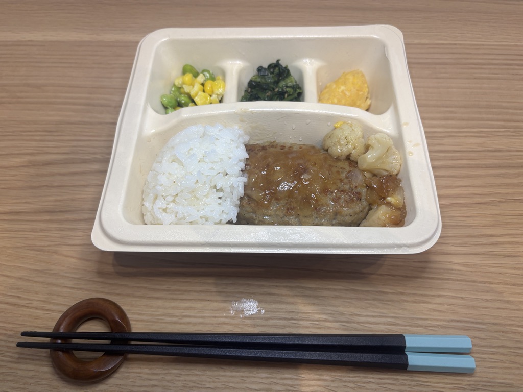 ナッシュのおかずと冷凍ご飯を合わせた食事