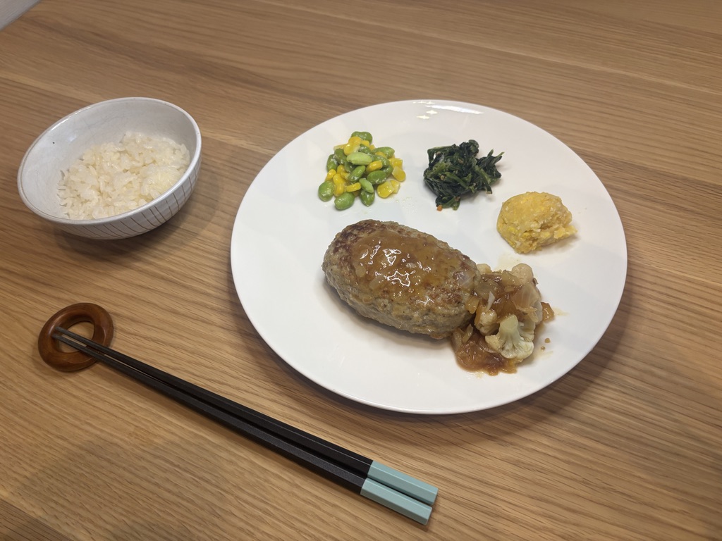 オニオングリルハンバーグを盛り付けた様子