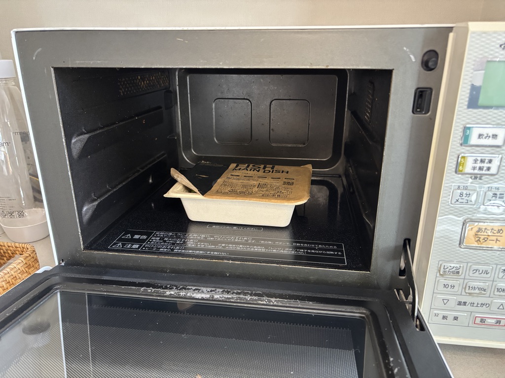 ナッシュの容器を電子レンジで温めているシーン