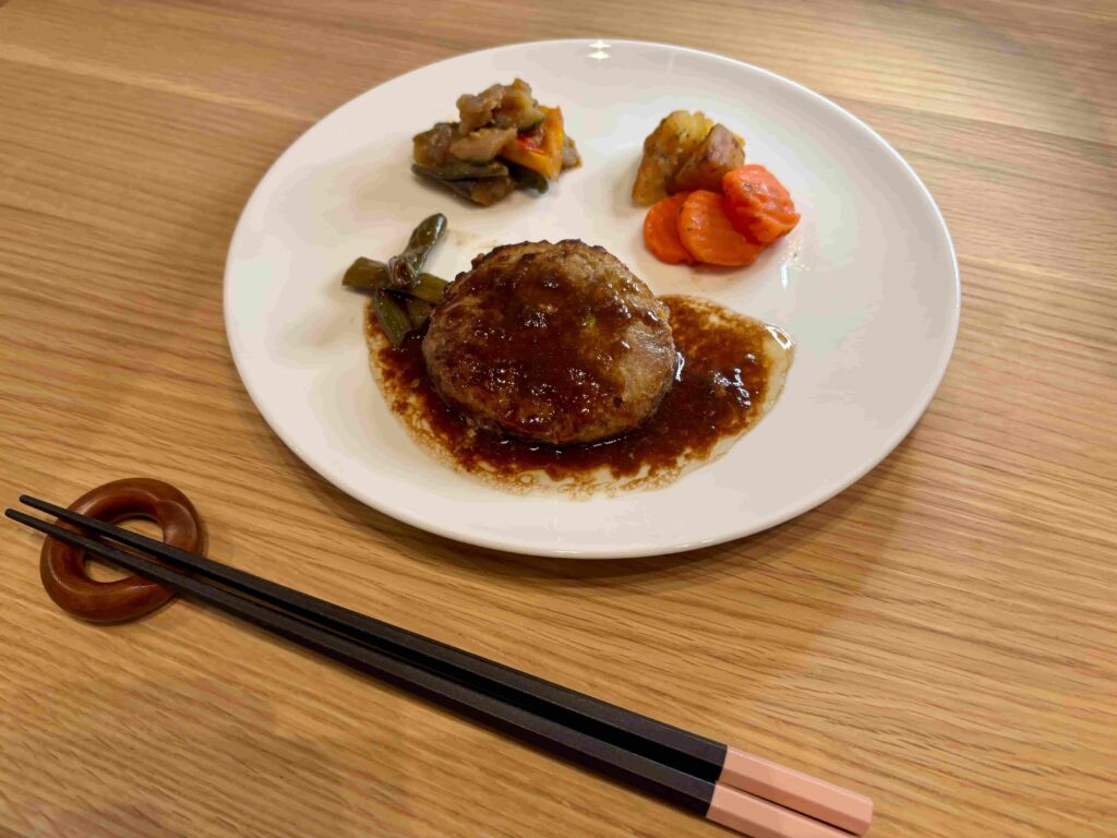 デリピックスのハンバーグを白いお皿に盛り付けた写真