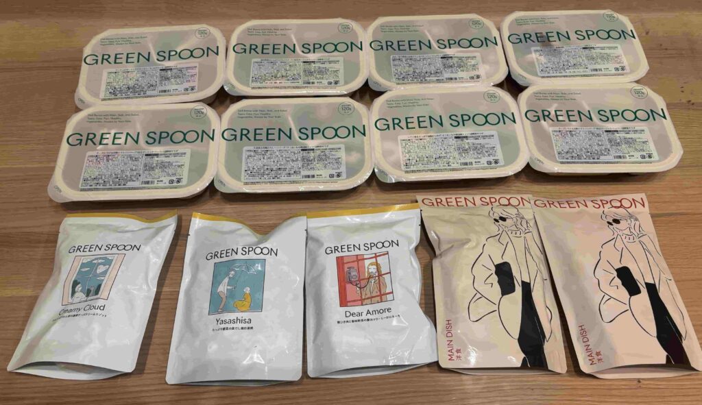 届いた12品+1食サービスをならべたようす　