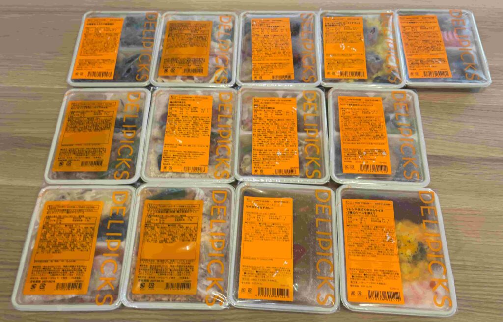 届いた13食をテーブルに並べた様子