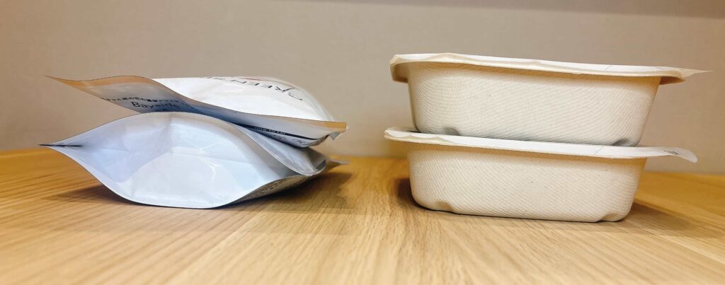 パウチとデリ弁当をそれぞれ2つずつ重ねた様子。パウチのほうがかさばらない