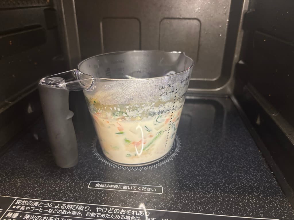 耐熱容器に入れてレンジに入れた様子