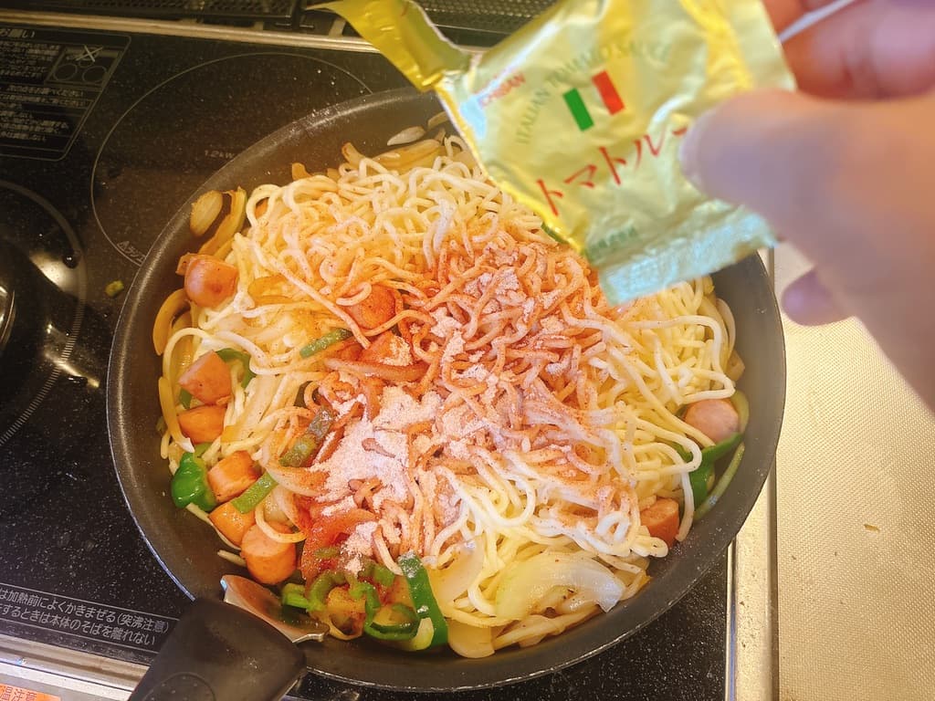 炒めが具材に麺を入れて、トマトソースを投入