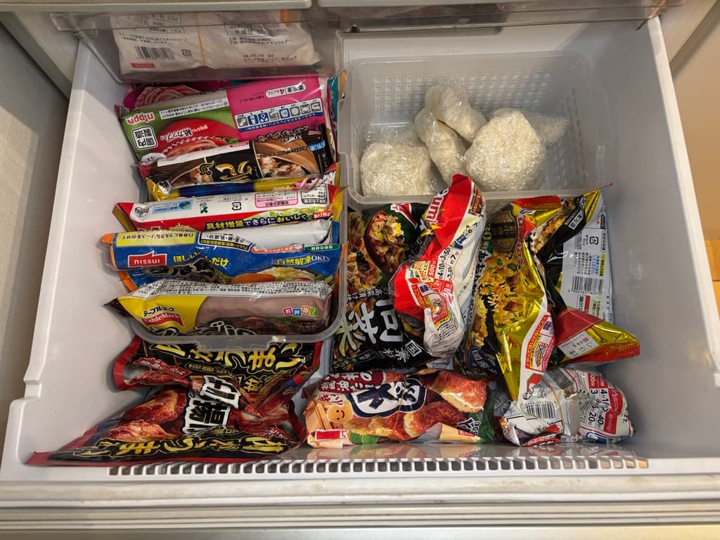入れる前の冷凍庫の写真。買い置きの冷凍食品、冷凍ご飯などが入って、メイン引き出しがいっぱい