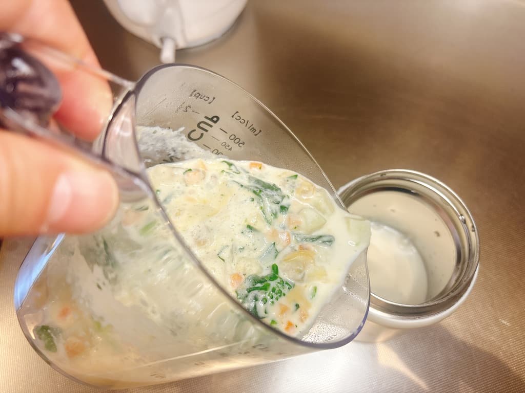 耐熱容器からスープジャーに移す様子