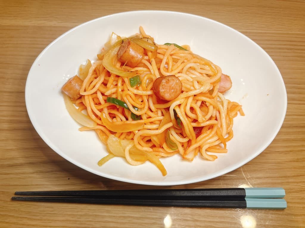 出来上がった料理をお皿に盛り付けて完成