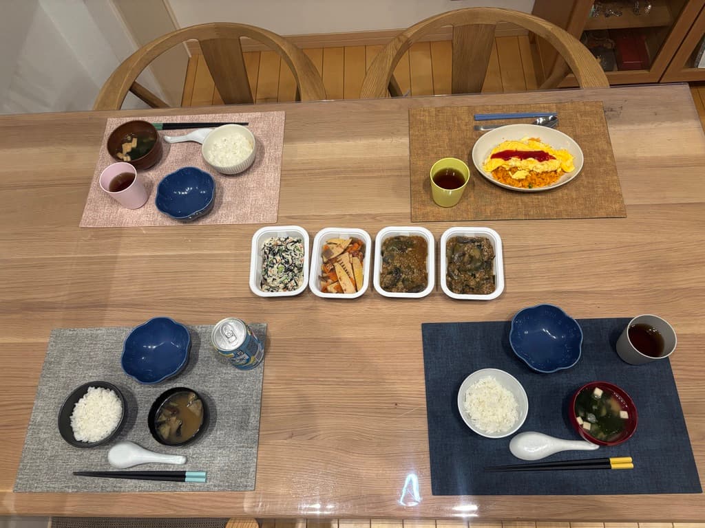 夕飯の食卓で1つだけオムライスが並んでいる