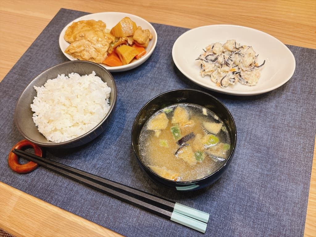 ツクリオとご飯、味噌汁を並べた様子