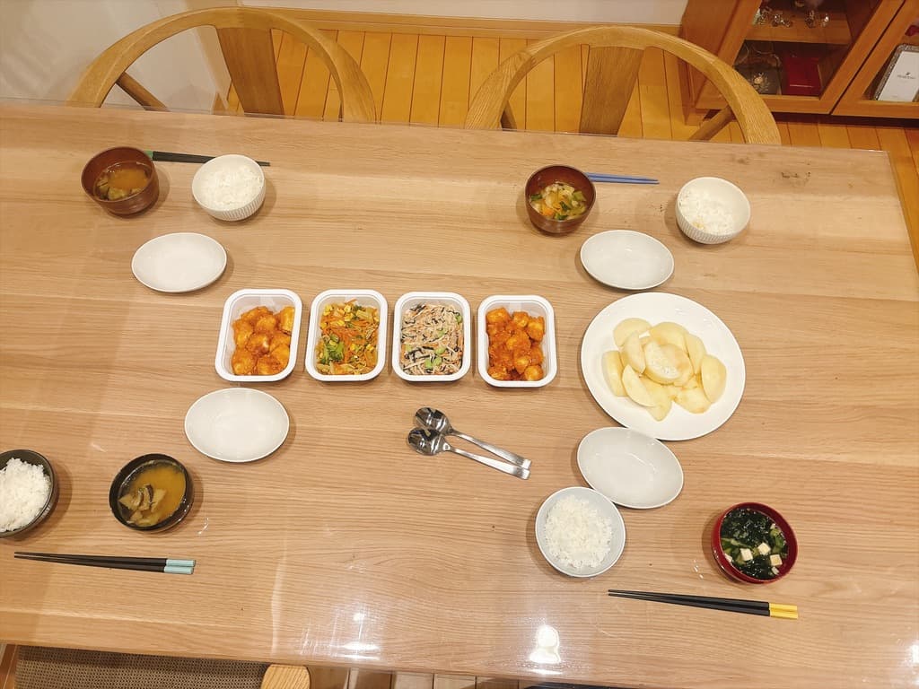 4人分を食卓に並べた。(ご飯、味噌汁、フルーツは別に用意)