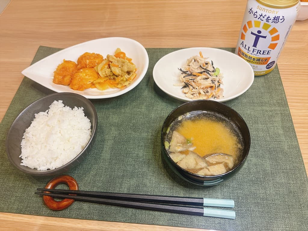 ご飯と味噌汁、おかず3品を並べた様子