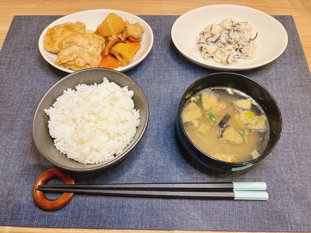 ツクリオにご飯と味噌汁を加えて1食分の完成