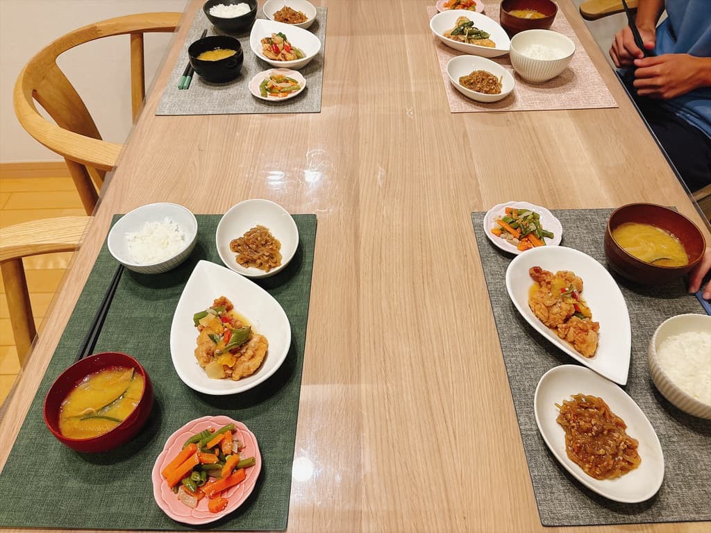 シェフの無添つくりおきを4人分の食卓に並べた様子