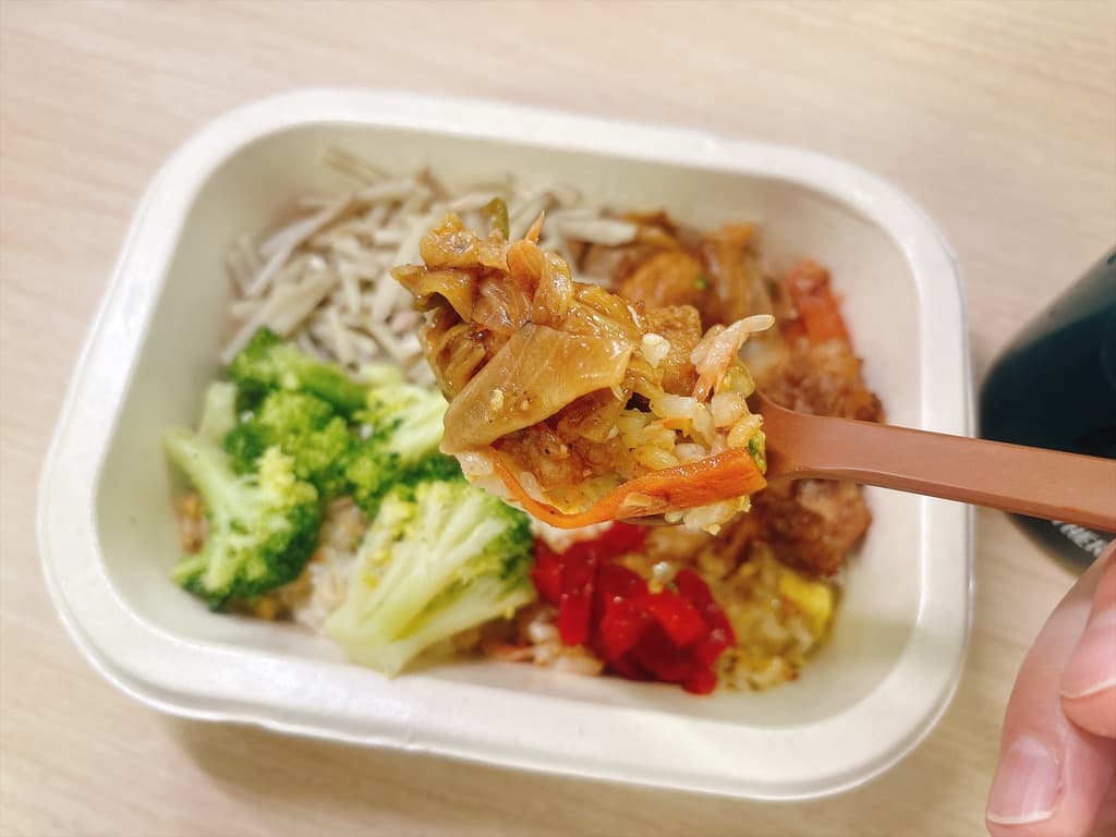 回鍋肉風の揚げ豚をスプーンですくったところ