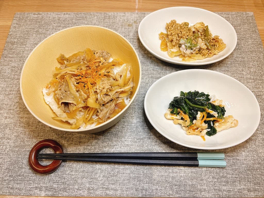 牛丼、ほうれん草としらすの煮浸し、キャベツと豚肉の中華香味だれを並べた