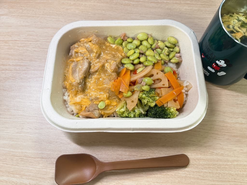 とろっと卵の親子丼とカップスープを並べた