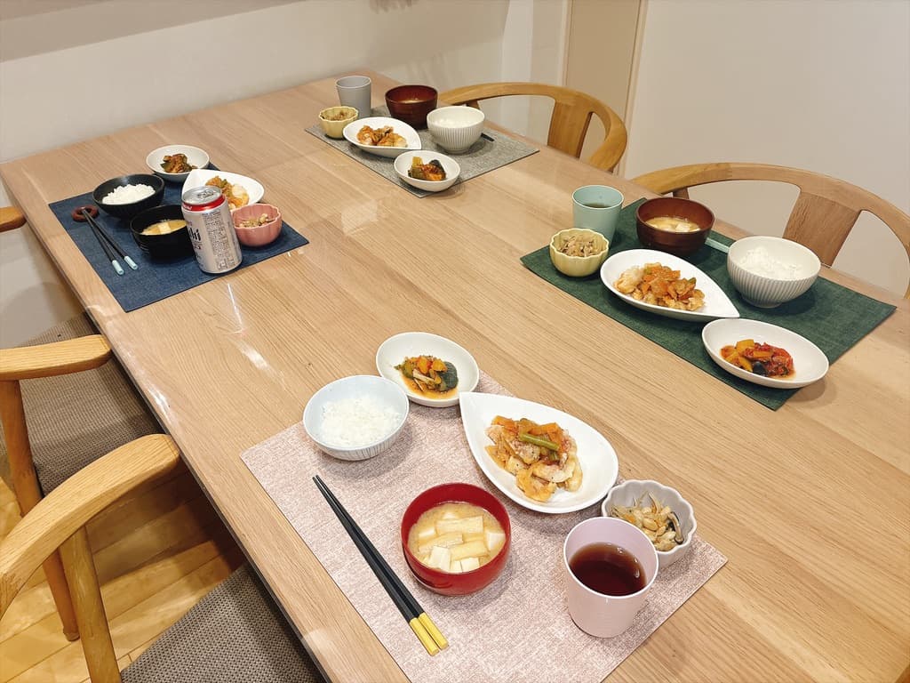 1日分を並べた4人分の食卓