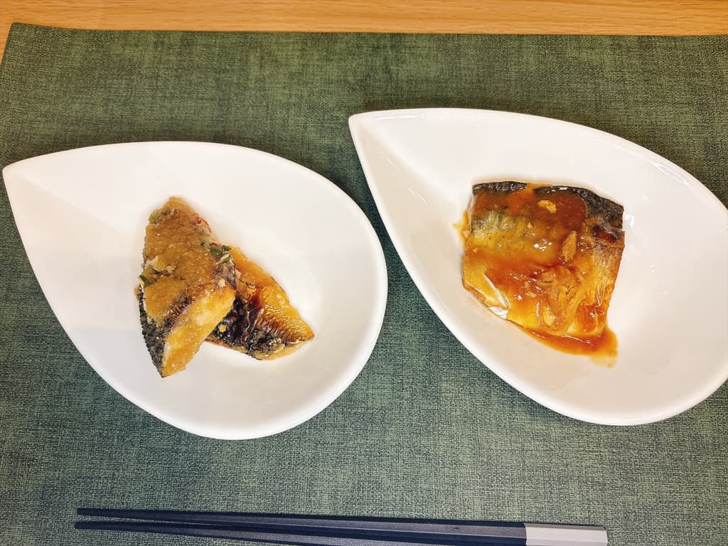 2社のさばを皿に並べた食べ比べの1枚