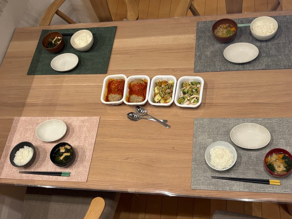 4人分のツクリオのおかずとごはん、味噌汁を並べた