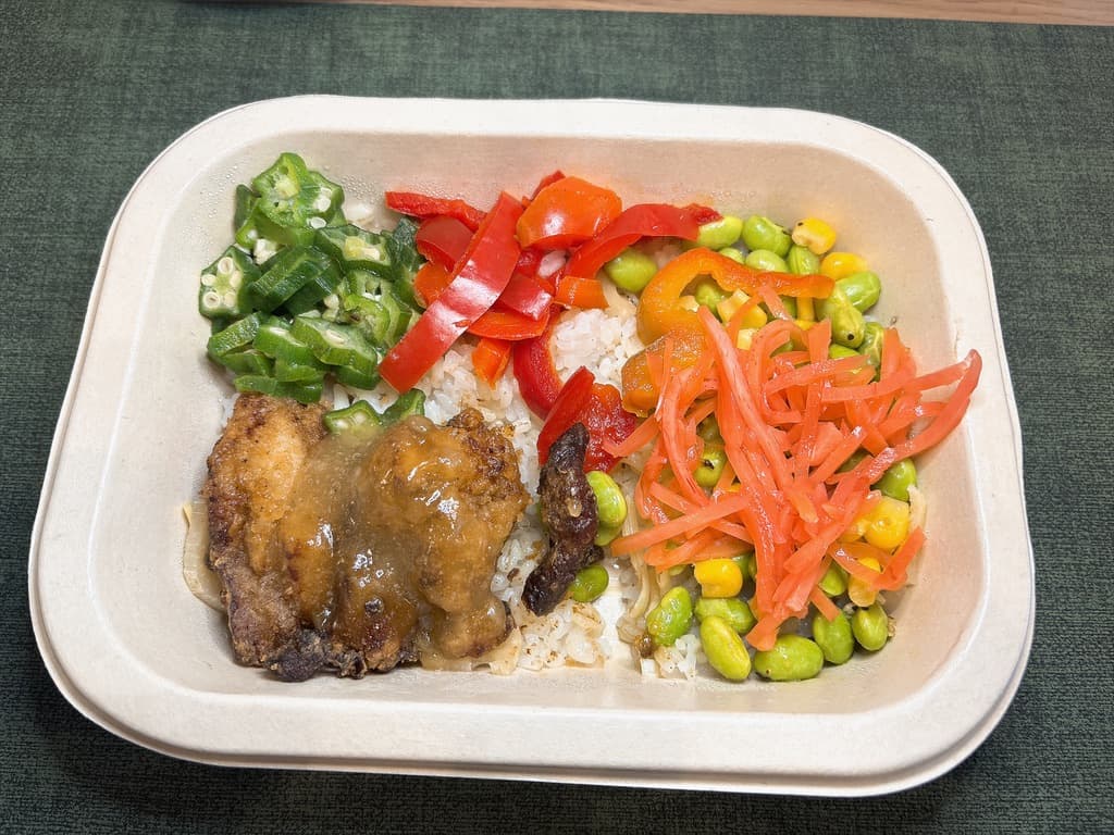 枝豆入りまぜご飯に紅生姜を足したところ