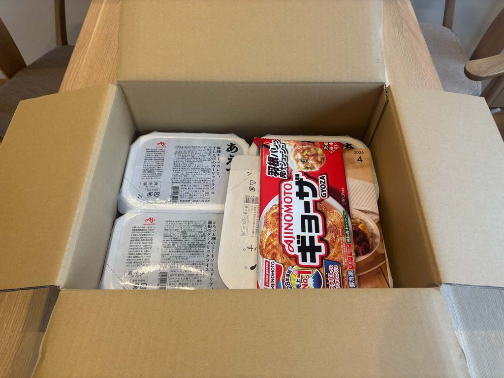 ダンボールを開封したところ(おまけのギョーザが入っていた)