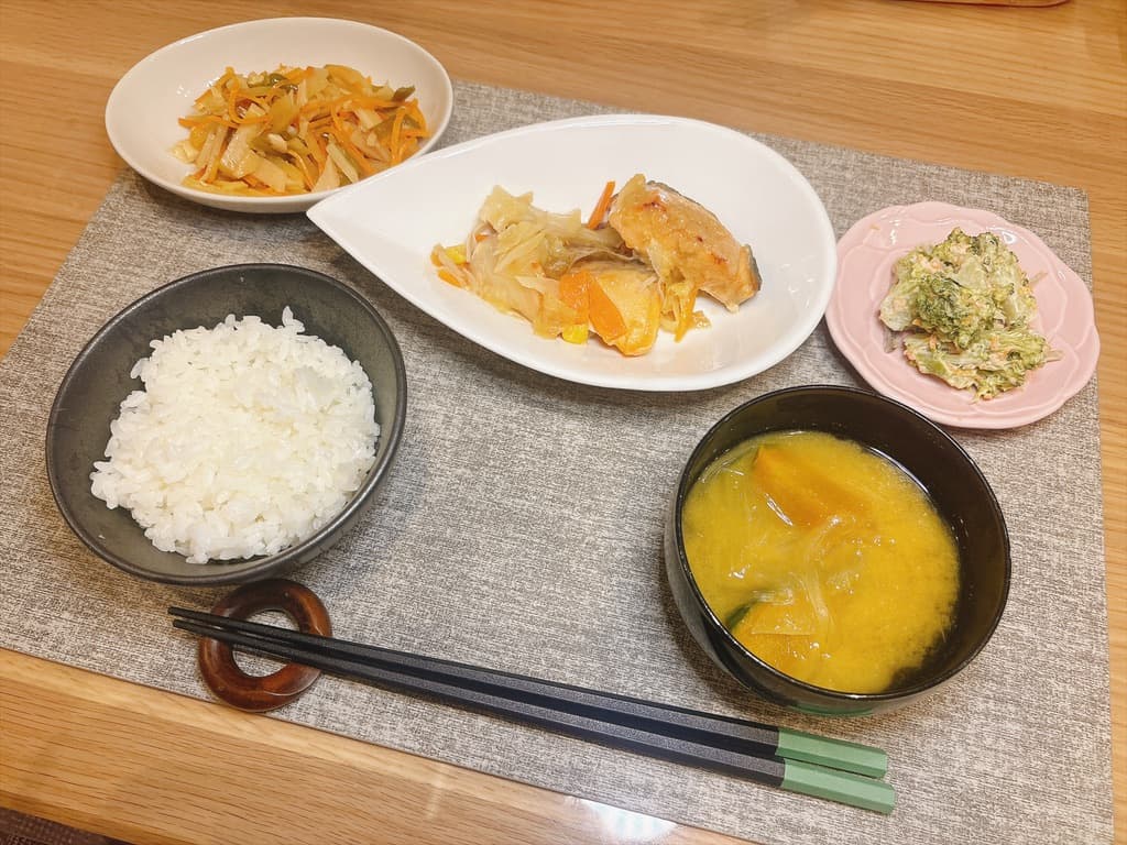 おかずに加えご飯と味噌汁を並べた